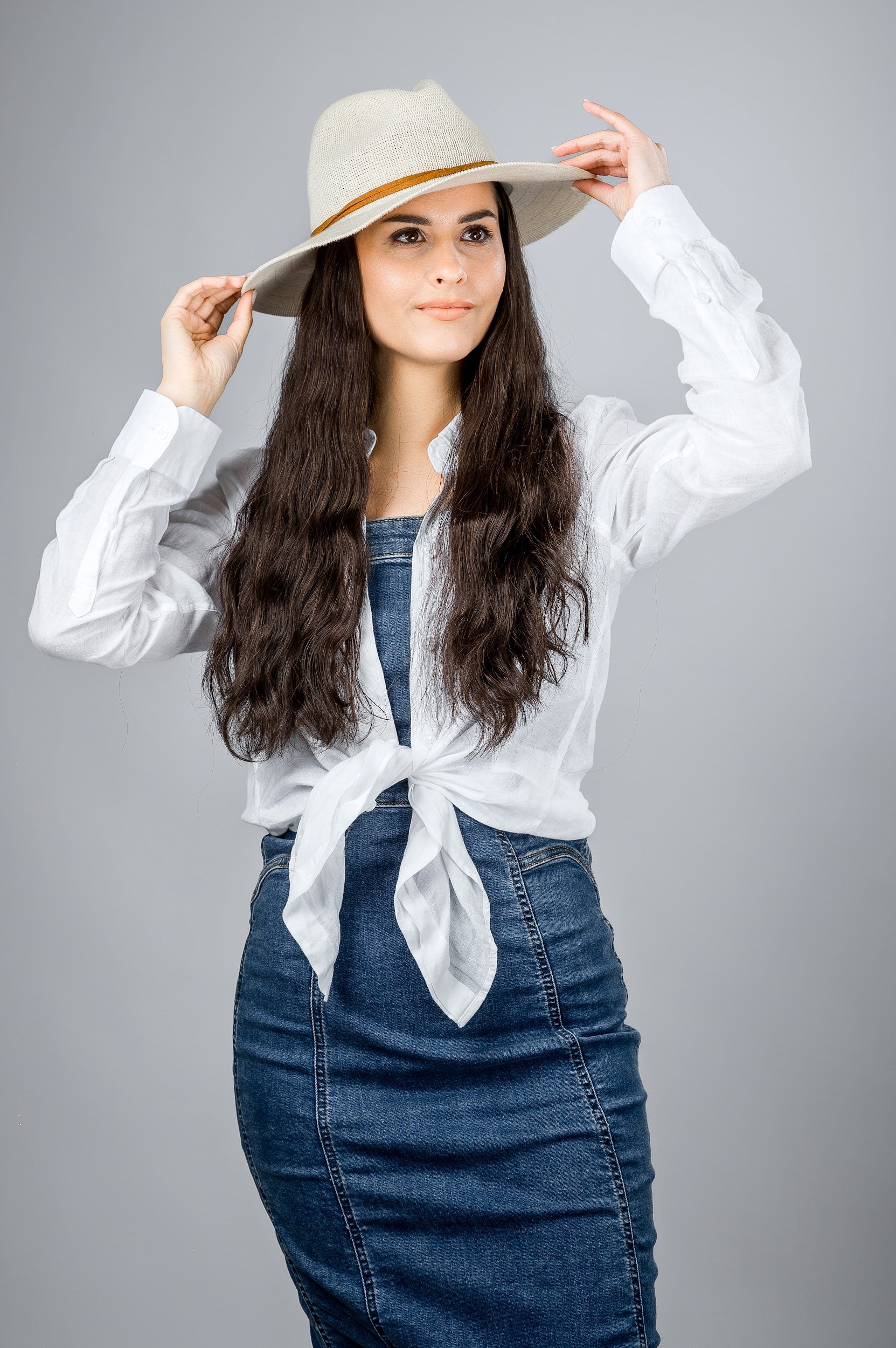 Hatfall | Model is Wearing 22" Hatfall without Face-framing